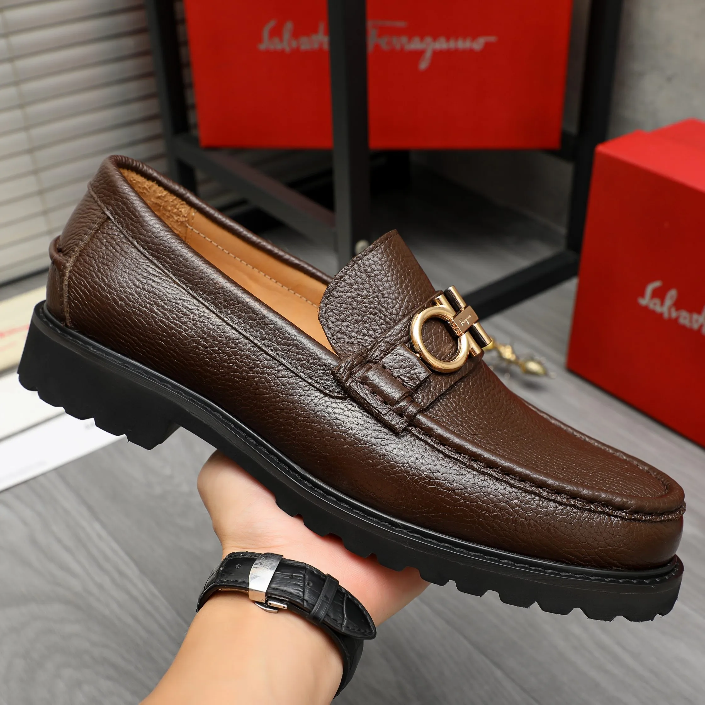 Men's shoes 💰442 Product trademark: Ferragamo "Ferragamo" business formal leather shoes Regular size: 38-46 (45.46 is custom-made and non-returnable) Product materials: Selected small pebbled cowhide upper, cowhide lining, non-slip rubber outsole